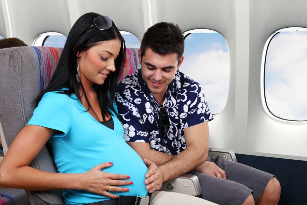 Можно ли беременным летать и что стоит взять с собой в самолет | sun flower family