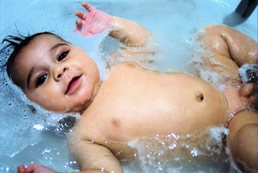 Как правильно купать новорожденных детей