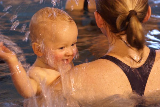 Ребенок боится купаться: 5 способов, которые помогут младенцу побороть страх и полюбить воду