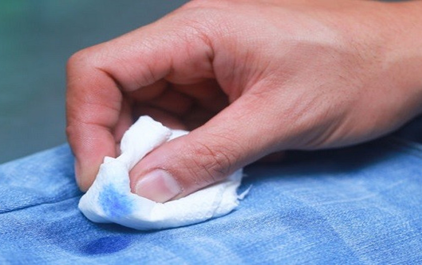 Удалитель краски с ткани. Вывести растворителем с одежды. Отмыть краску. Выведение пятен с одежды. Вывести растворителем с одежды.