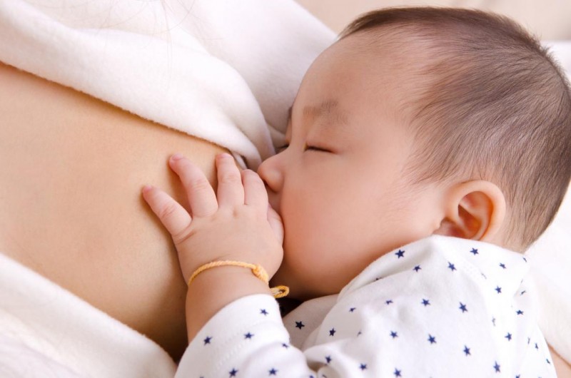 Сколько должен спать новорожденный ребенок между кормлениями до месяца