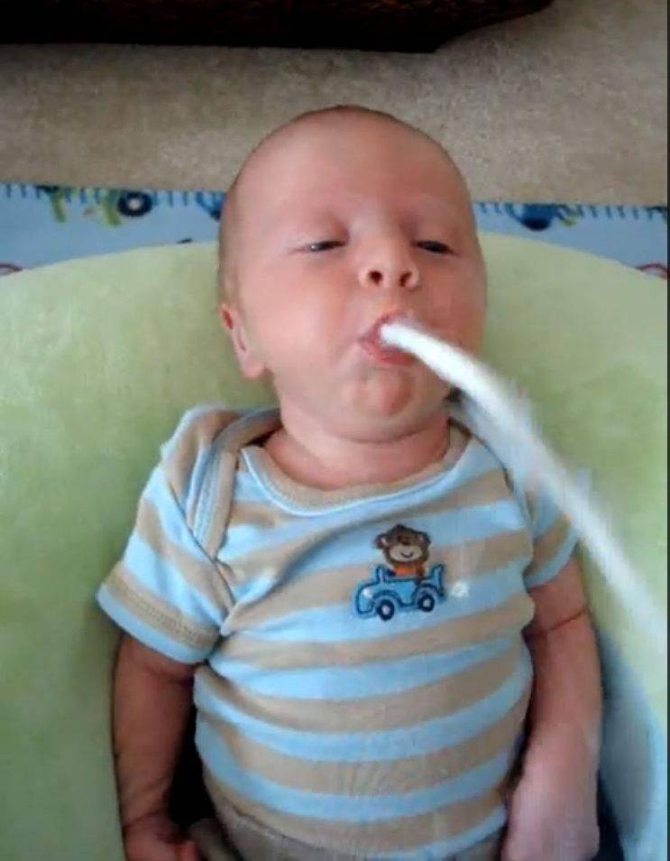 Ребенок срыгнул молоком со слизью. если новорожденный ребенок срыгивает слизью. срыгивание слизью, соплями - новая медицина