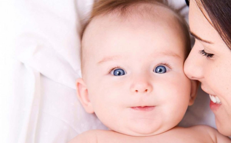 Почему красные глаза у новорожденного ребенка — что делать