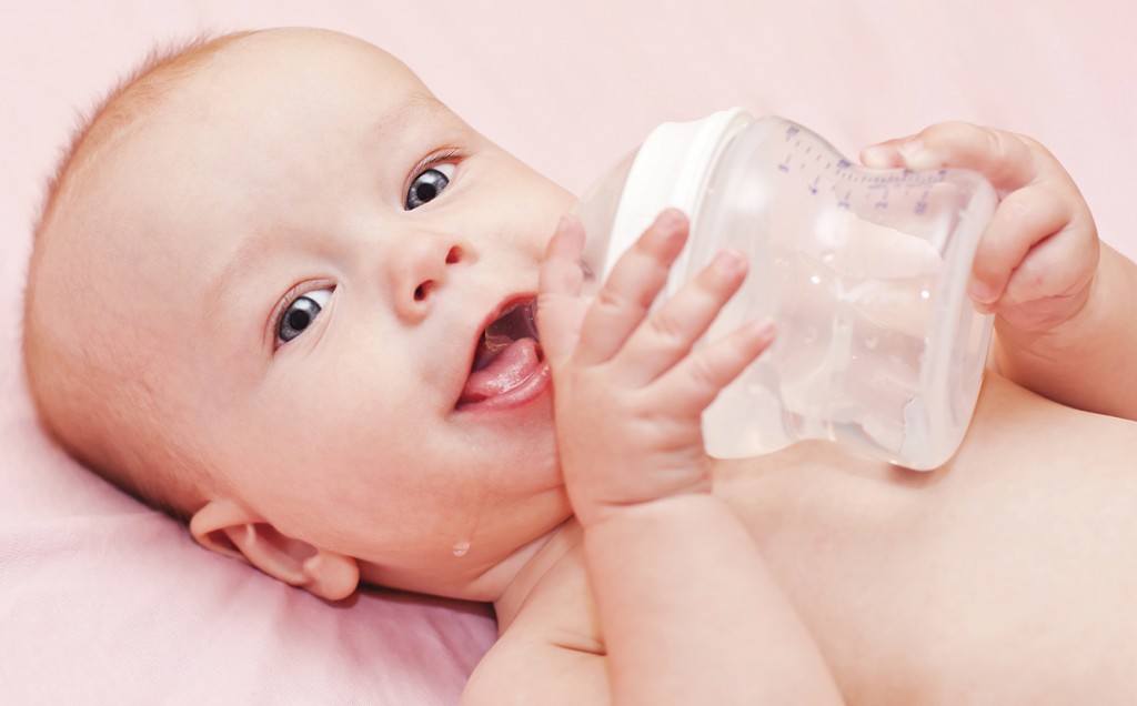 Когда можно давать воду младенцу | pampers
