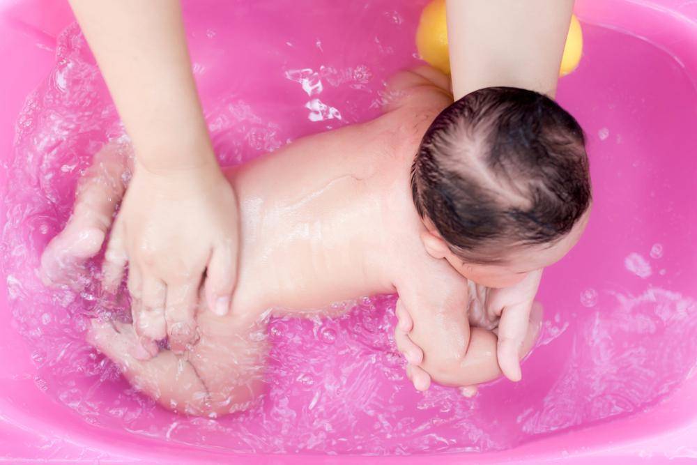 Как держать новорожденного при подмывании: уход за половыми органами младенца, практические советы и рекомендации