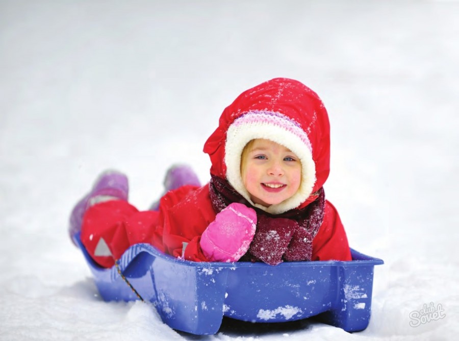 Гуляем с пользой: как правильно одеть младенца на прогулку в разное время года