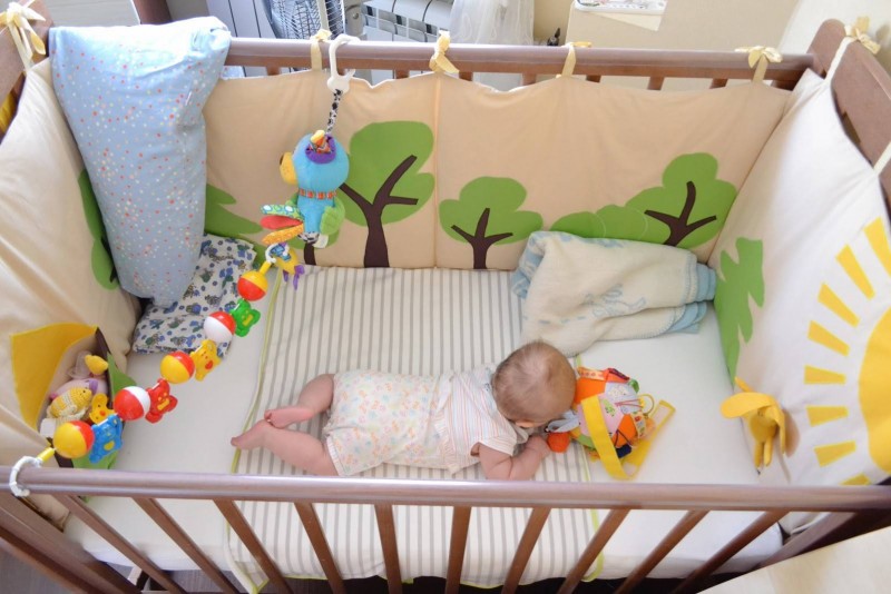 Бортики в кроватку для новорожденных — как выбрать бампер