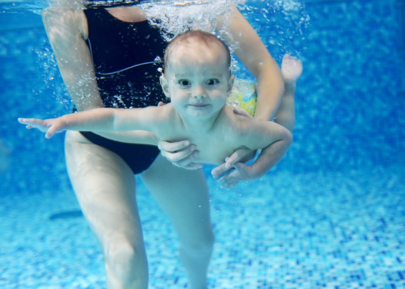 Бассейн для грудничков — раннее плавание для малышей