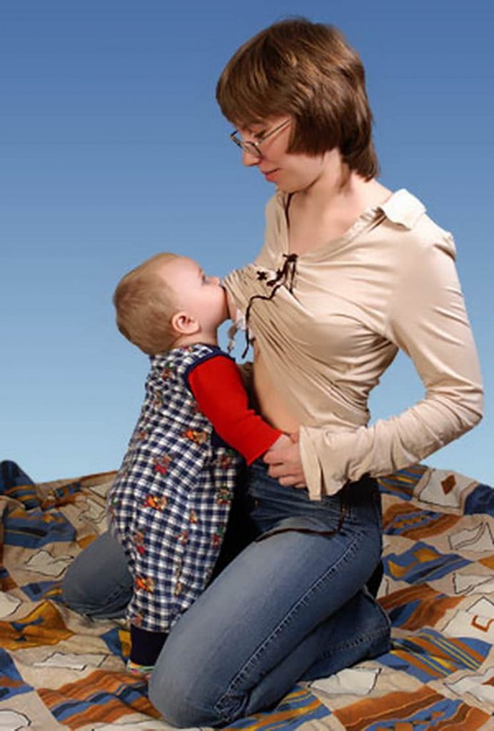 Ребенок требует грудь с криком: как быть маме?
