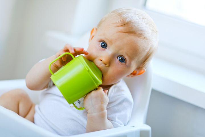Как научить ребенка пить из кружки самостоятельно