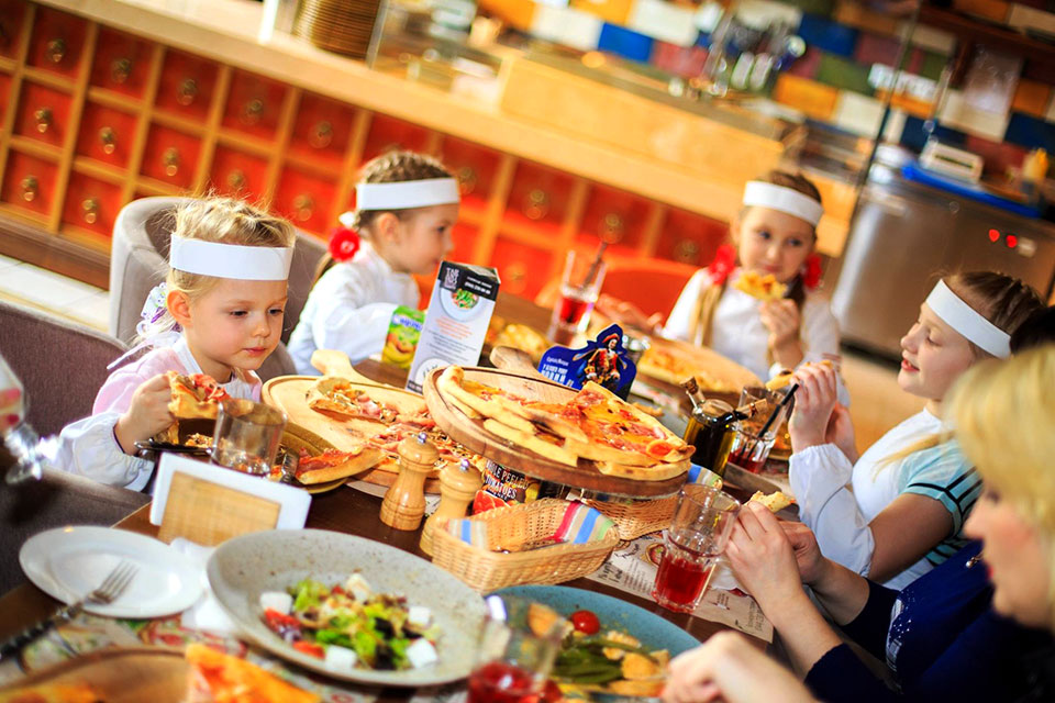 Топ-10 лучших ресторанов с детской комнатой в петербурге