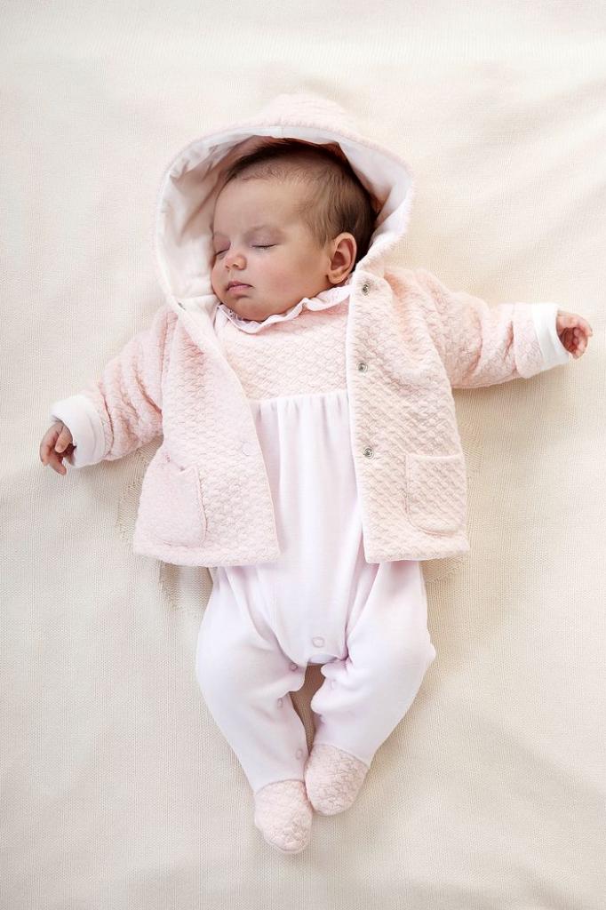 Как нужно правильно одевать новорожденного дома?