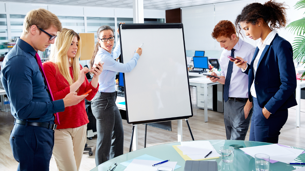 Запретные темы, которых лучше избегать: общение в коллективе мамочек