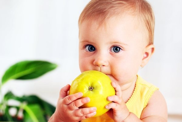 С какого возраста можно давать ребенку свежее яблоко