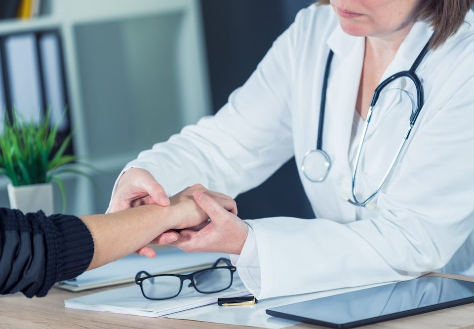 Шишка на шее у ребенка — причины появления уплотнения