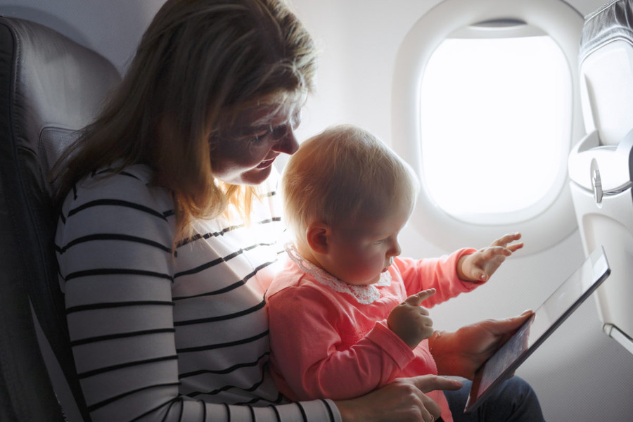 Чем занять ребенка в самолете: 10 действенных способов