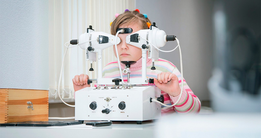 Когда начинает видеть новорожденный: особенности зрения грудничка