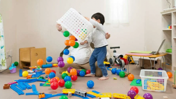 5 простых объяснений, почему малыш ломает свои игрушки