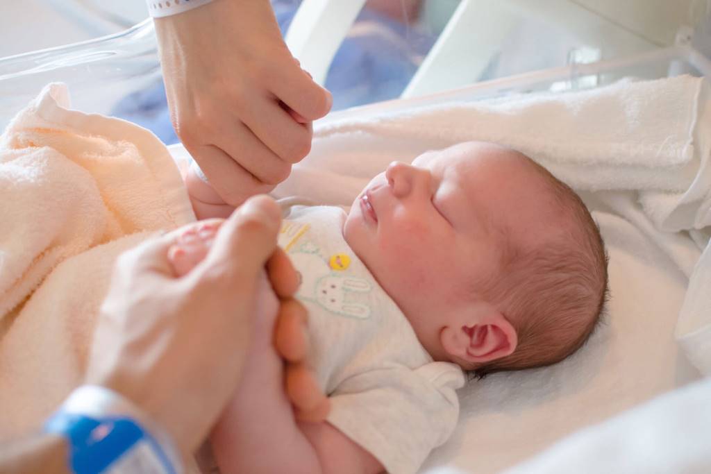 Почему новорожденный хрюкает носом, сопит: что делать