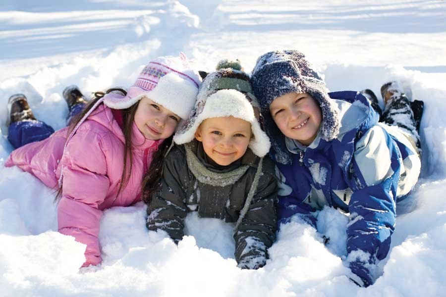 Гуляем с пользой: как правильно одеть младенца на прогулку в разное время года