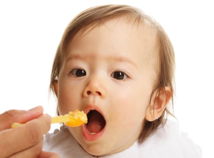 Желток в прикорм для ребенка — со скольки месяцев