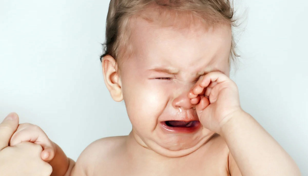 У ребенка болят глаза — возможные причины, чем можно помочь малышу