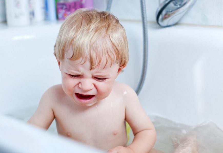 Почему ребенок боится купаться? Как «подружить» ребенка с водой?