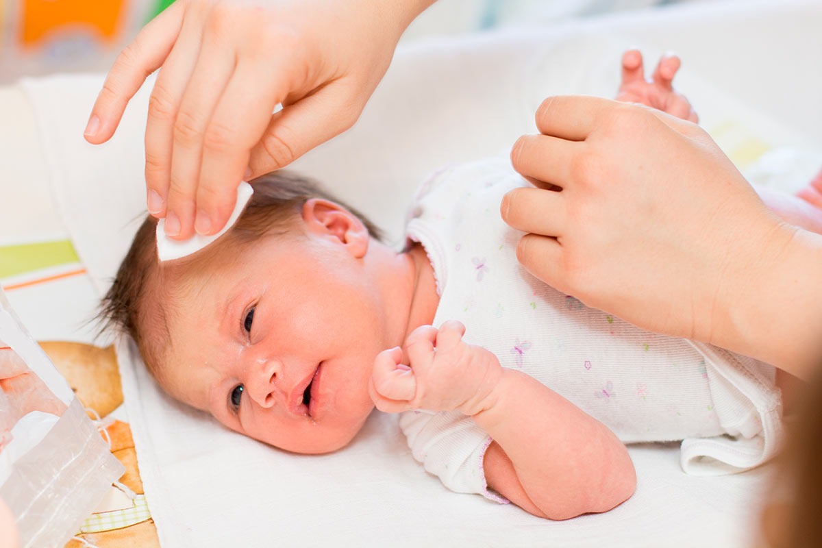 Слезится глаз у ребенка — возможные причины выделения слезной жидкости