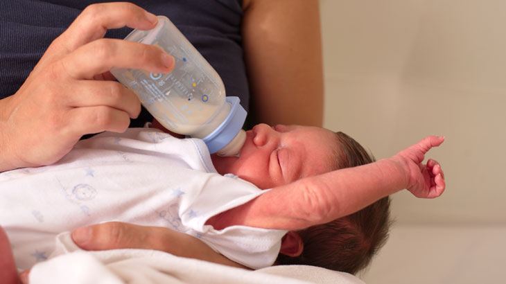 Срыгивания фонтаном у новорожденного грудничка | уроки для мам