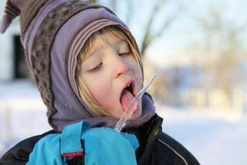 Ребенок ест снег: почему и что делать?