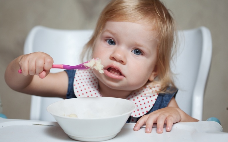 Чем кормить ребенка в 8 месяцев