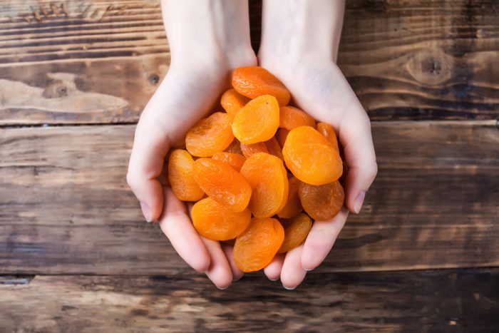 Можно ли детям абрикосы и с какого возраста? чем полезен абрикос грудничку?