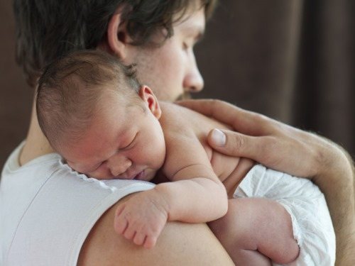 Как держать новорожденного при подмывании