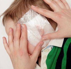 Что делать, если при насморке у ребенка болит ухо от соплей