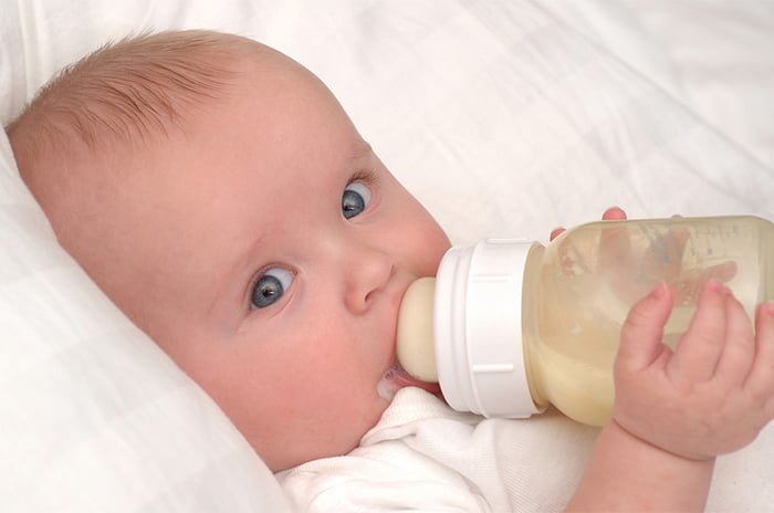 Почему новорожденный срыгивает через нос и рот