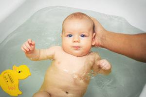 Как держать ребенка при купании — необходимость и подготовка