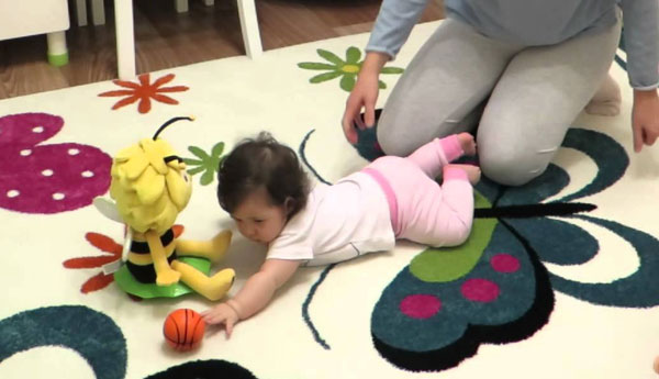Ребенок в 7-8 месяцев не сидит и не ползает: 6 упражнений, как научить малыша вставать на четвереньки и ползать