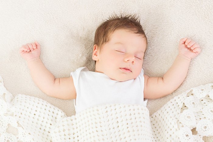Можно ли новорожденному спать на животе? Сон младенца на животе – плюсы и минусы
