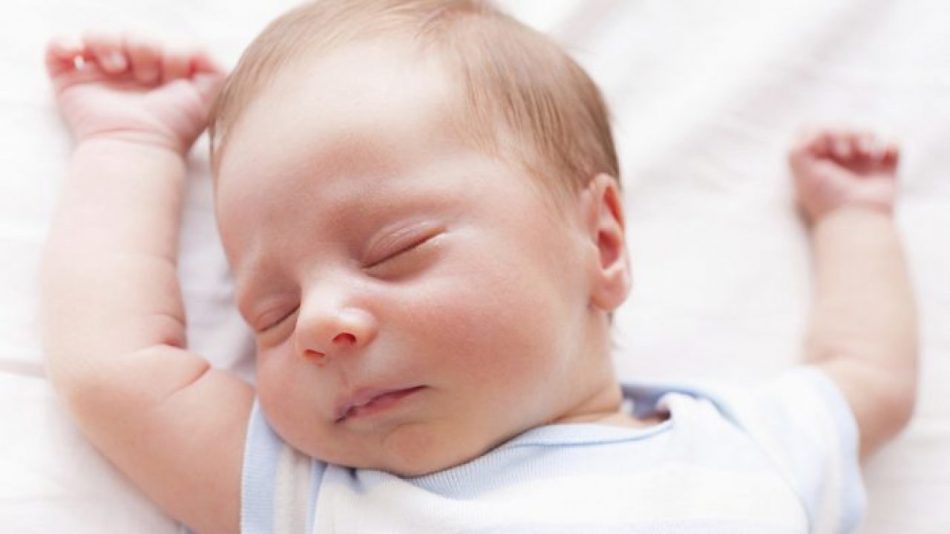 Почему ребенок вздрагивает при засыпании