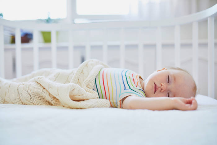 Почему грудничок плохо спит днем: 11 главных причин и способы решения проблемы
