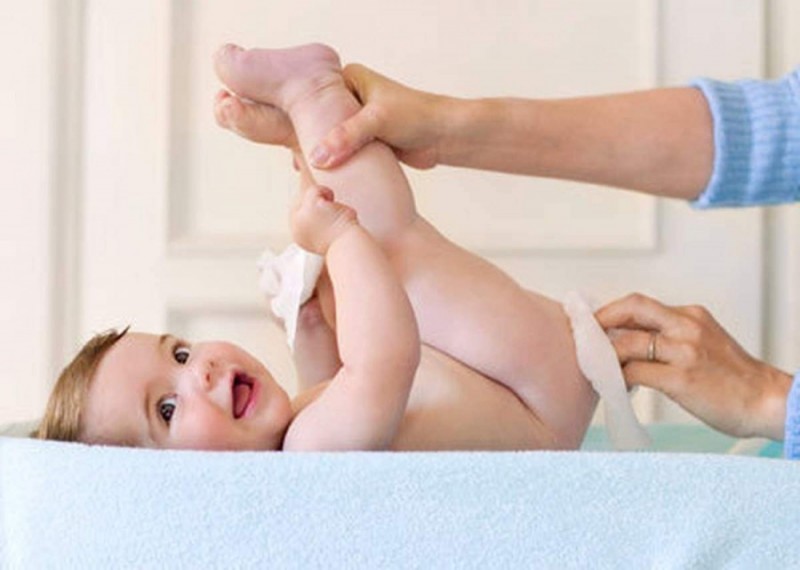 Как держать новорожденного при подмывании