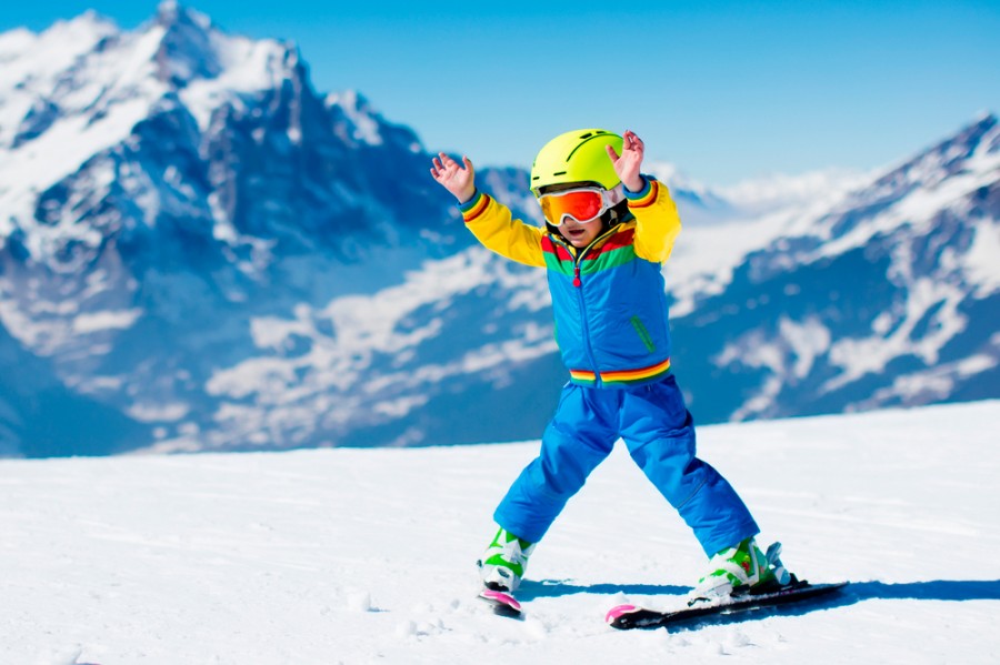 Гуляем с пользой: как правильно одеть младенца на прогулку в разное время года