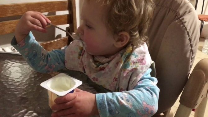 Как научить ребенка кушать ложкой самостоятельно?