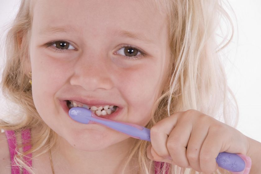Когда начинать чистить зубы малышу