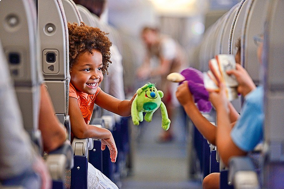Чем занять ребенка в год в самолете: 10 идей развлечений в небе