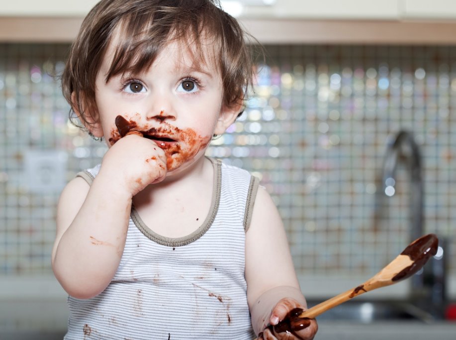 Что делать, если ребенок ест много сладкого? ограничивать или разрешать?