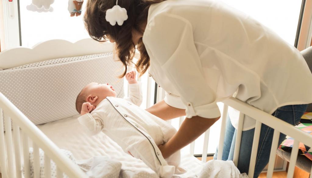 Ребенок засыпает с укачиванием: как отучить?