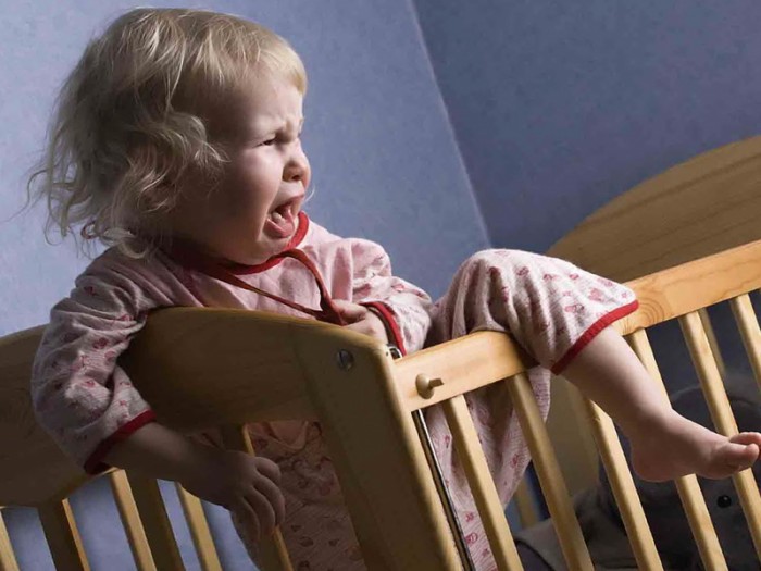 Ребенок кричит по ночам и выгибается — почему и как помочь