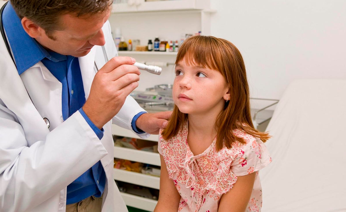 У ребенка опух глаз — возможные причины, тревожные симптомы