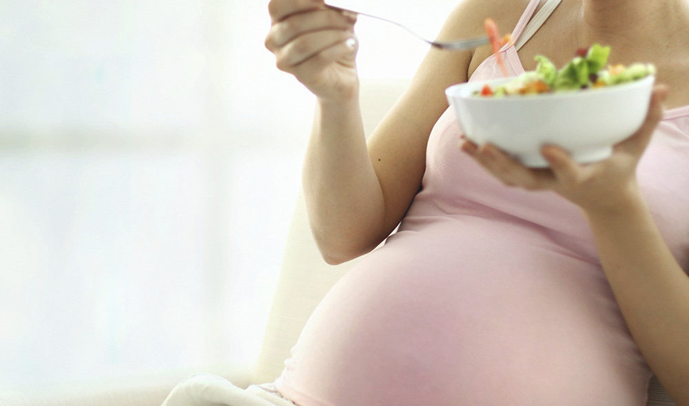 Шоколад при беременности: можно ли употреблять или стоит воздержаться?